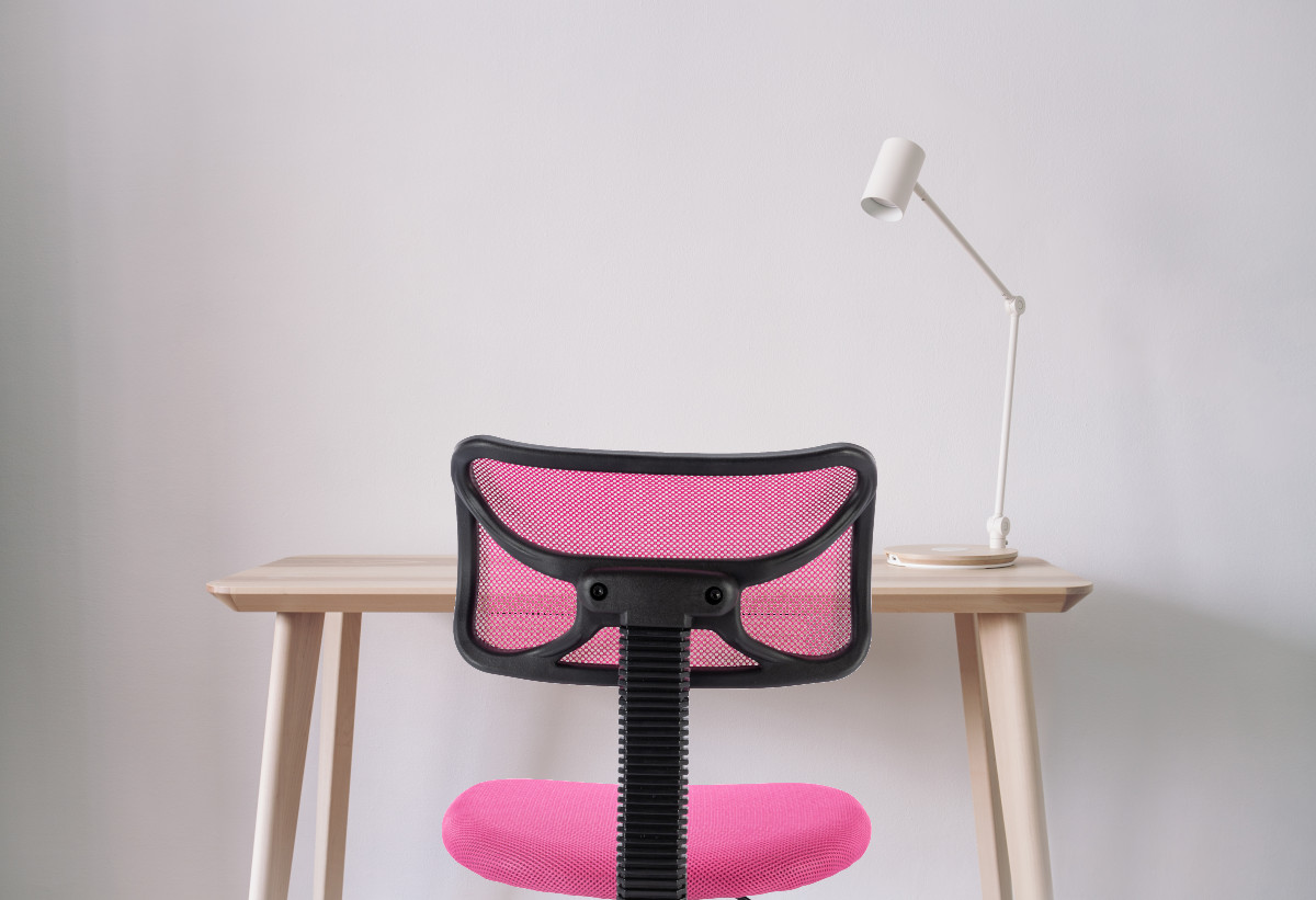 Στην εικόνα απεικονίζεται η καρέκλα γραφείου τοποθετημένη σε ένα γραφείο.